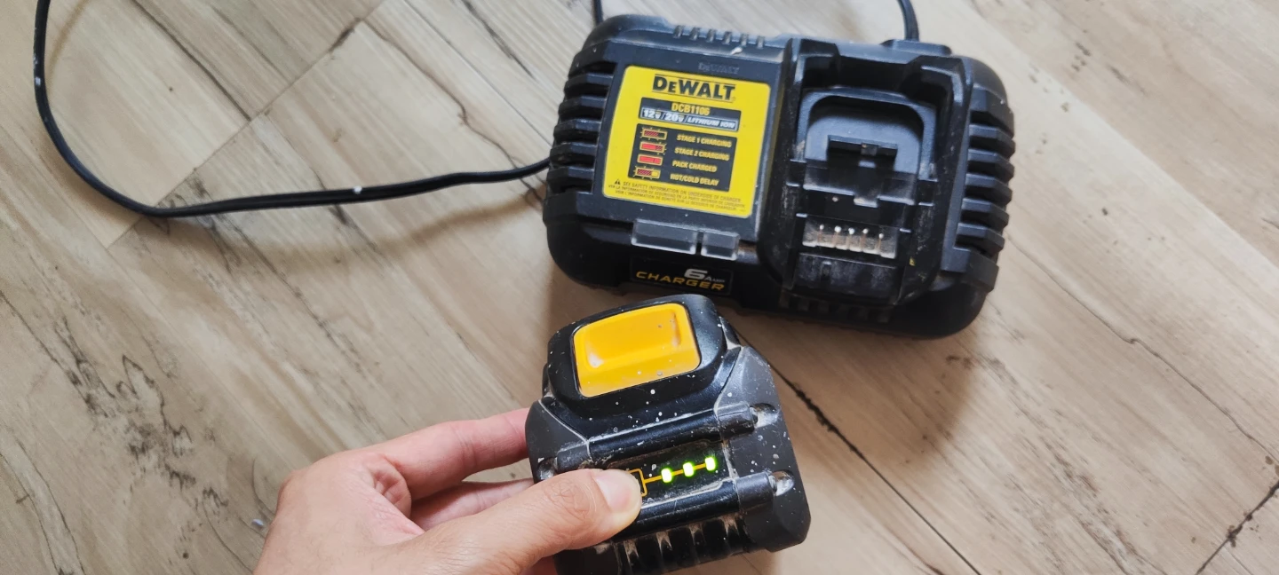 DEWALT Battery + Charger - photo 4