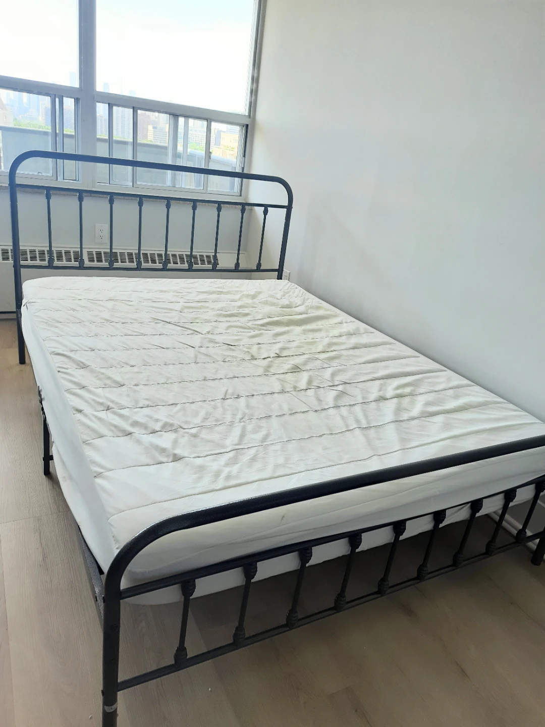 Queen Size Black Metal Bed Frame with Mattress