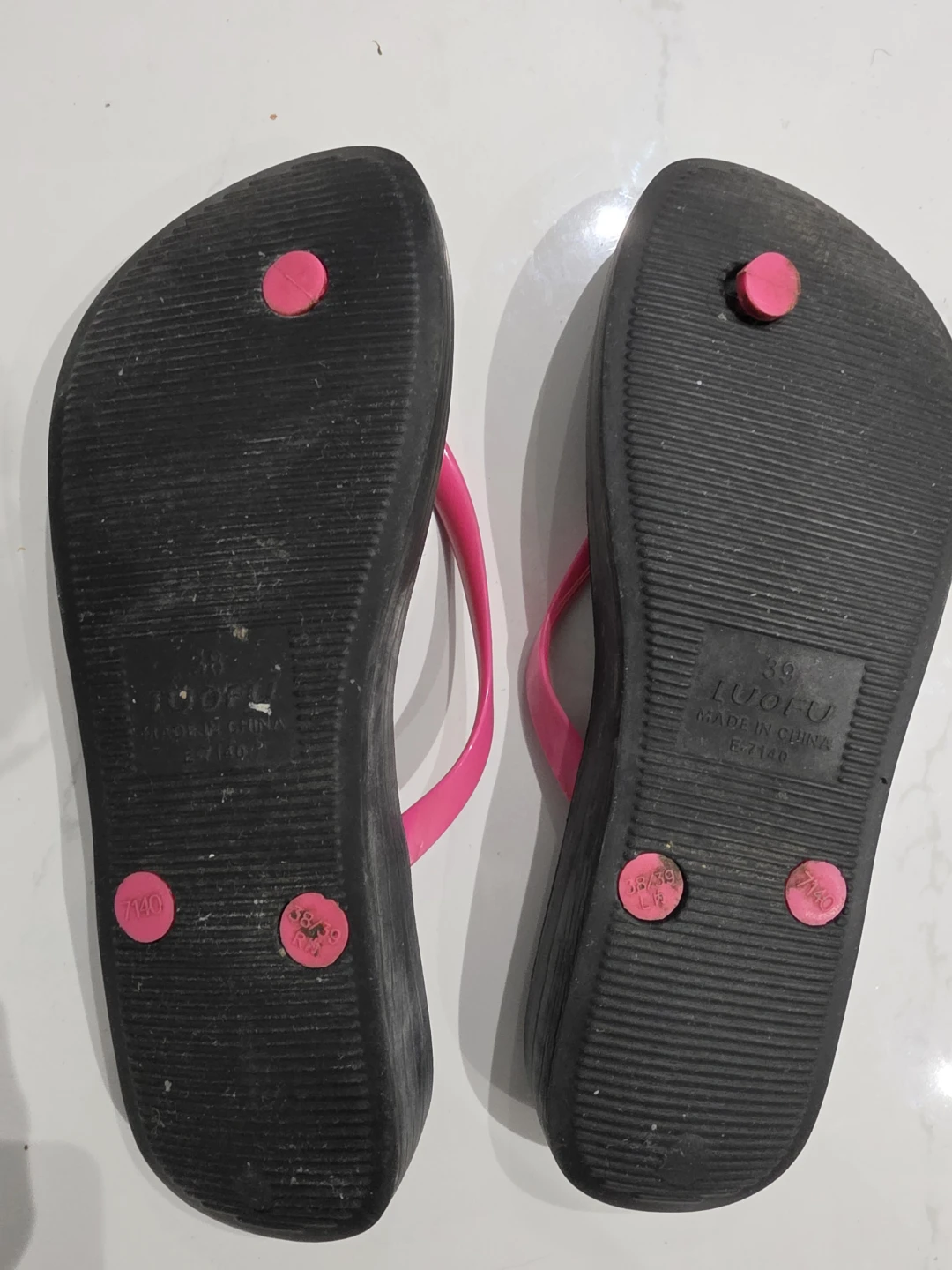 ⚽Luofu Flip Flops - Black with Pink Straps - Size 39⚽️ - photo 3