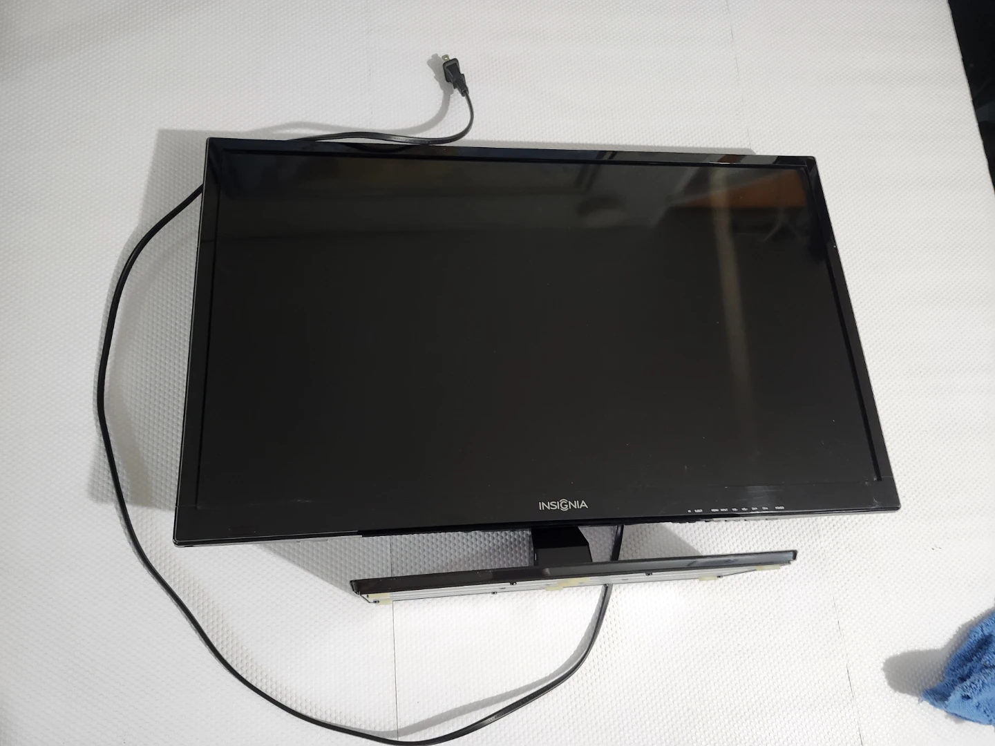 Insignia TV with DVD player in the back both works, no remote