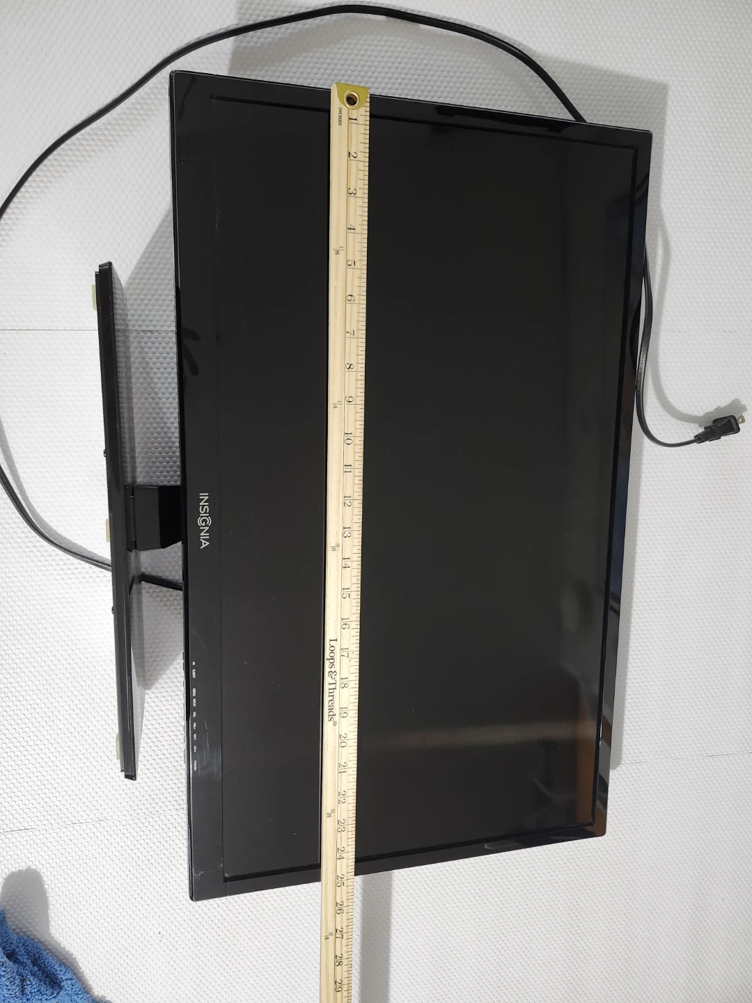 Insignia TV with DVD player in the back both works, no remote - photo 2