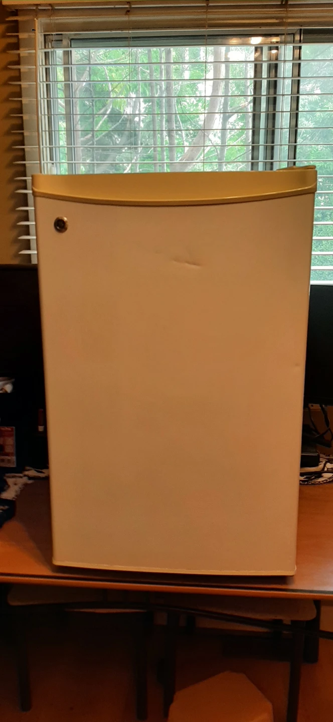 White GE Compact Mini Fridge READ DESCRIPTION ON SIZE