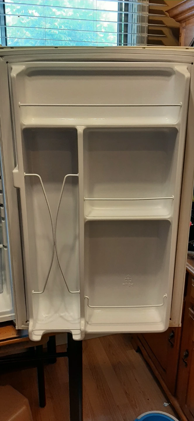 White GE Compact Mini Fridge READ DESCRIPTION ON SIZE - photo 3