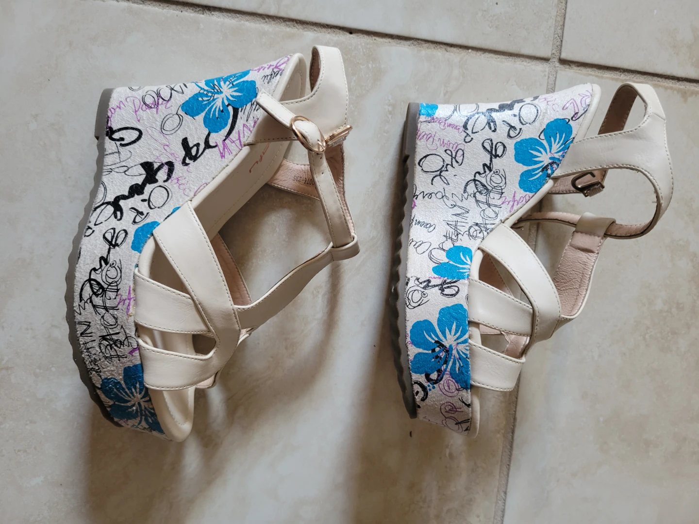 ⚽ Cream Wedge Sandals with Floral Print - photo 3