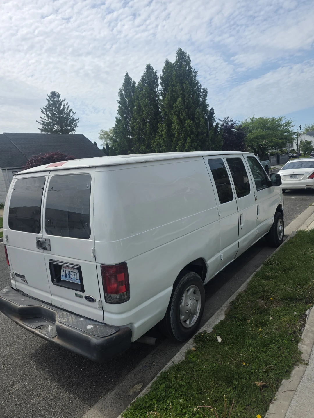 White Ford E-150 Van - photo 3