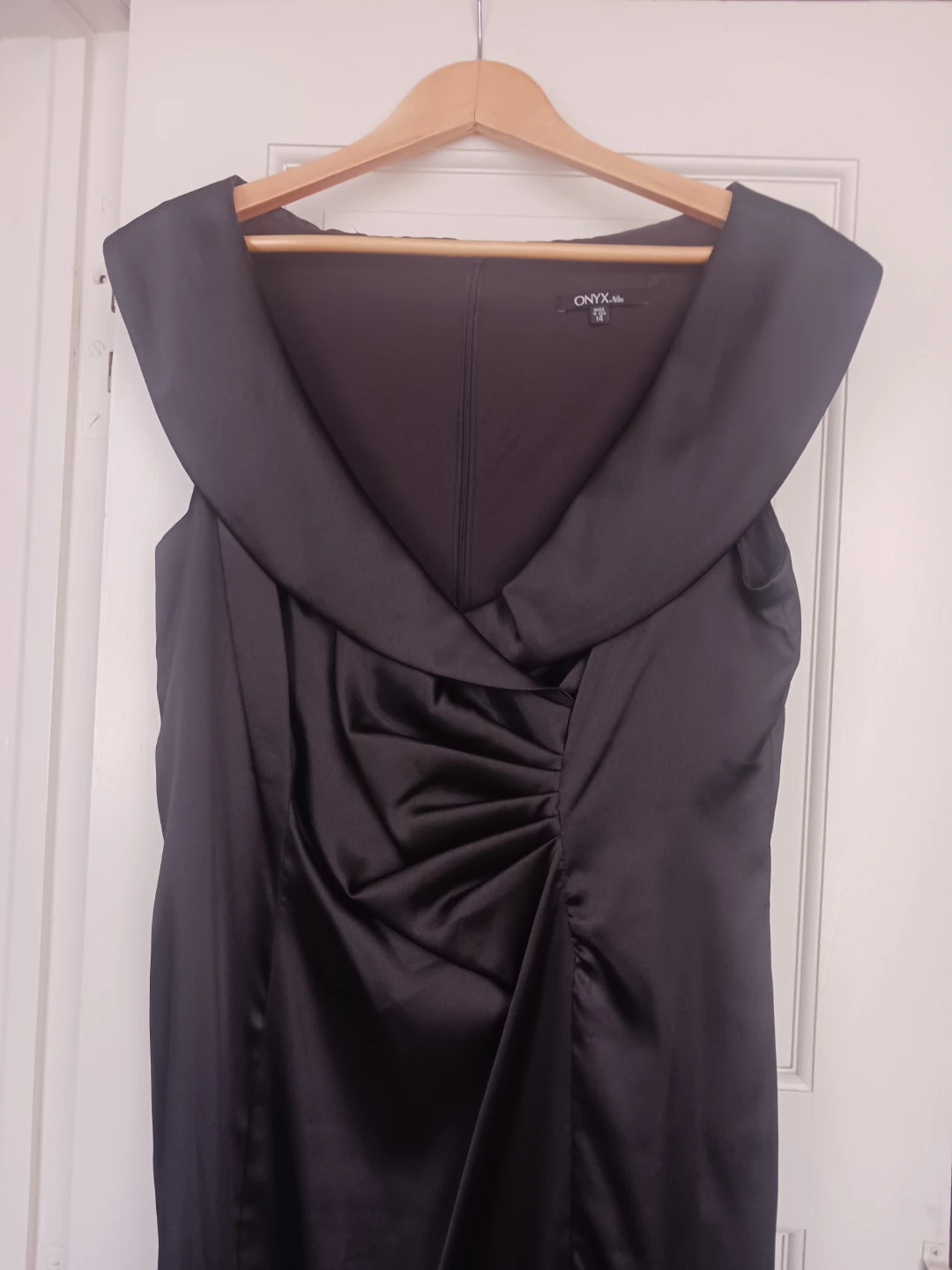 Beautiful Semi Formal Black Satin Dress. Size 14. - photo 2