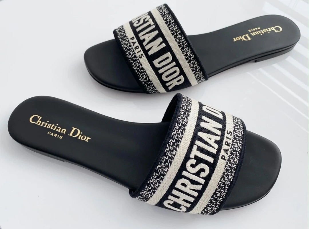 New leather sandals size 6,7
