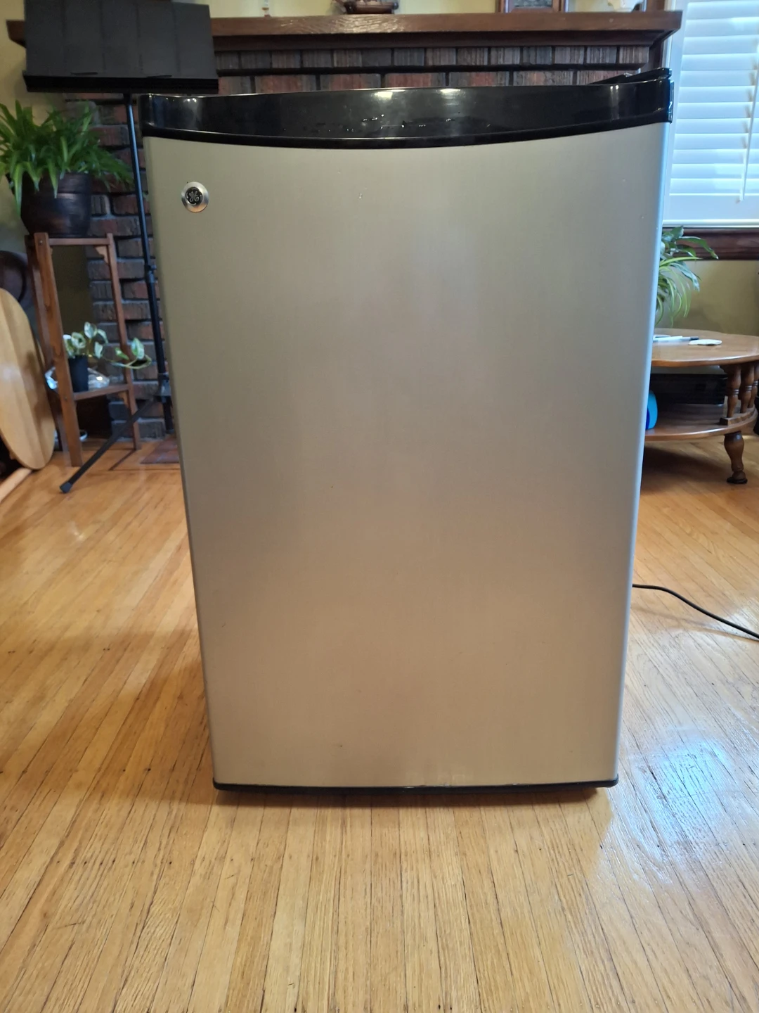 GE Mini Fridge GMR04