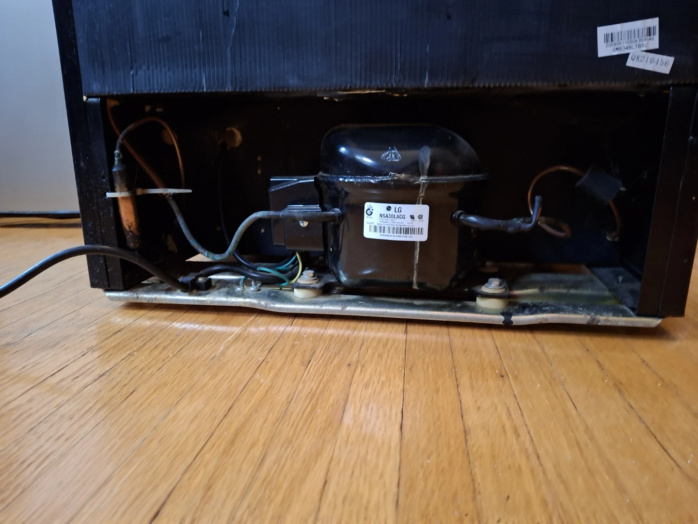 GE Mini Fridge GMR04 - photo 4