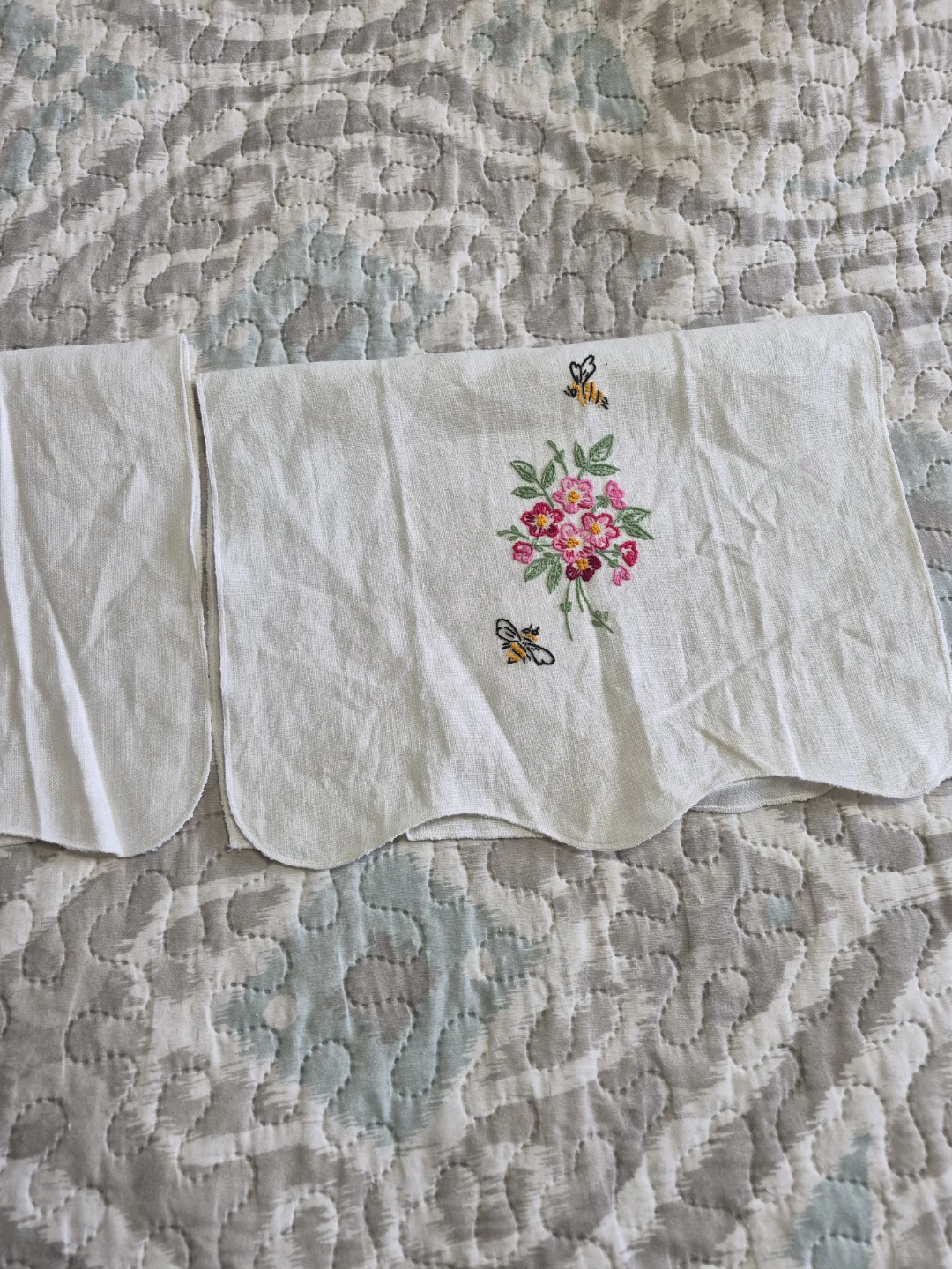 Pair of Beautiful Vintage 18 x 12" Embroidered Table Decor - photo 3