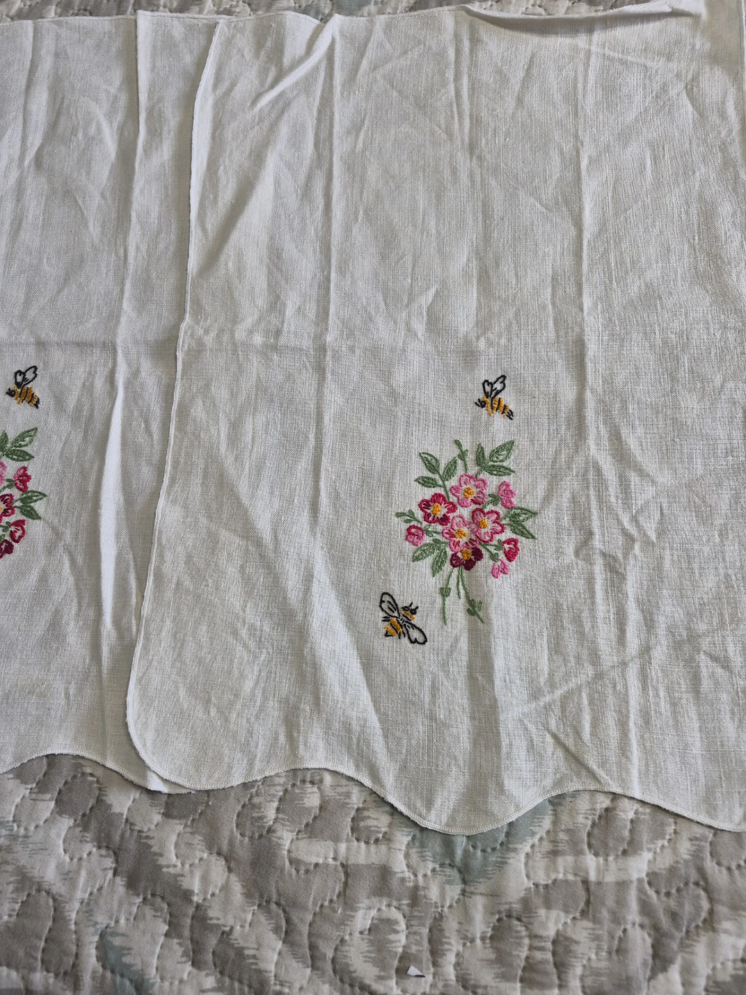 Pair of Beautiful Vintage 18 x 12" Embroidered Table Decor - photo 5