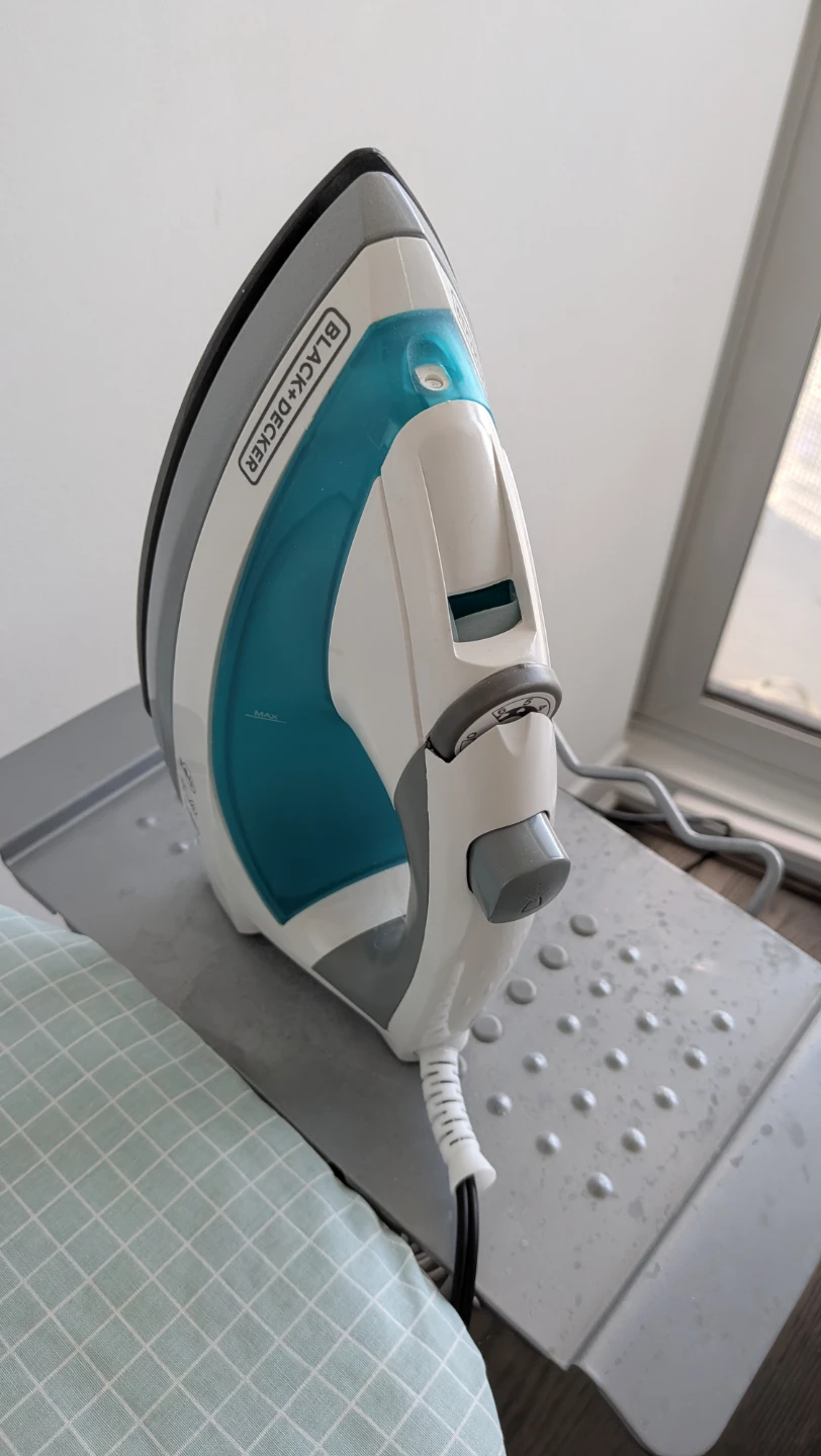 Black+Decker Ironing Board with Steam Iron - photo 2