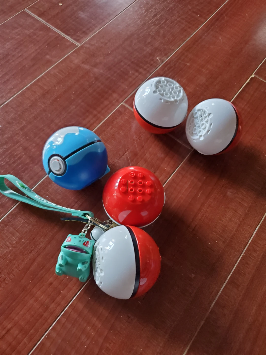 Pokemon Pokeball Lot with Bulbasaur Keychain