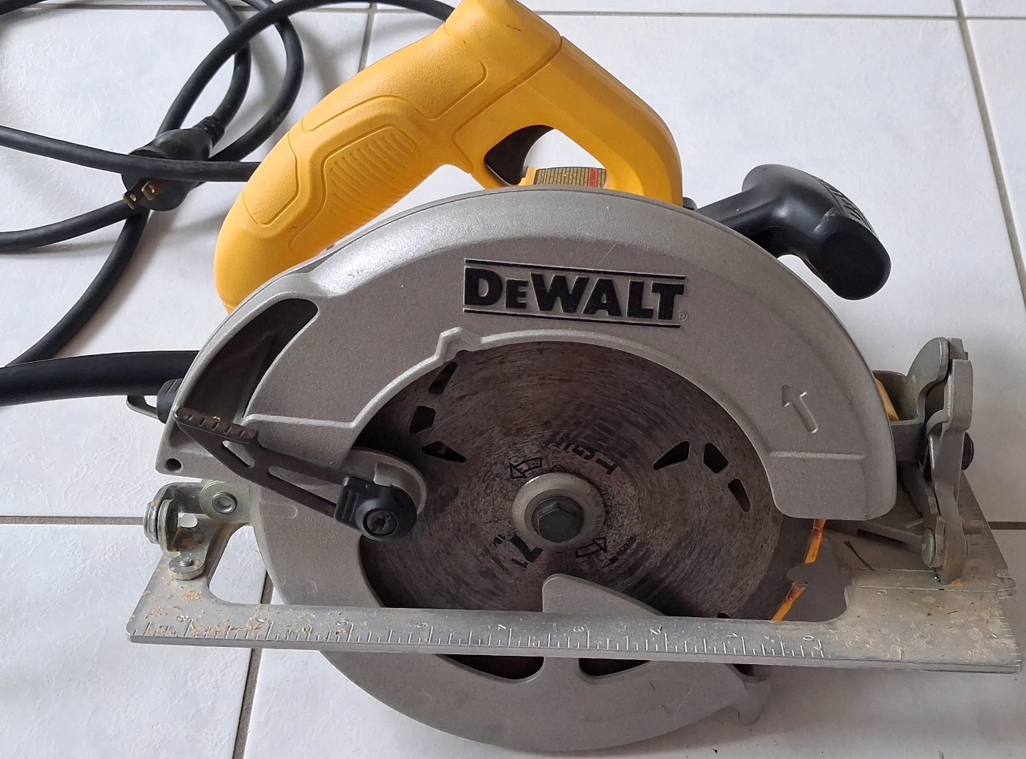 DEWALT DWE575 7-1/4" Circular Saw