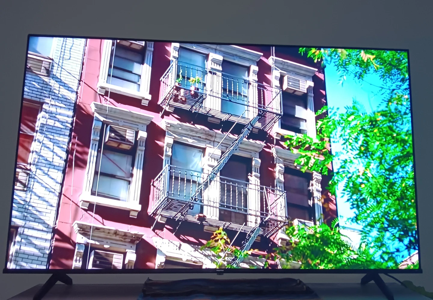 Hisense 75" QLED 4K UHD HDR10+ Dolby Vision 60Hz Google Smart TV - photo 2