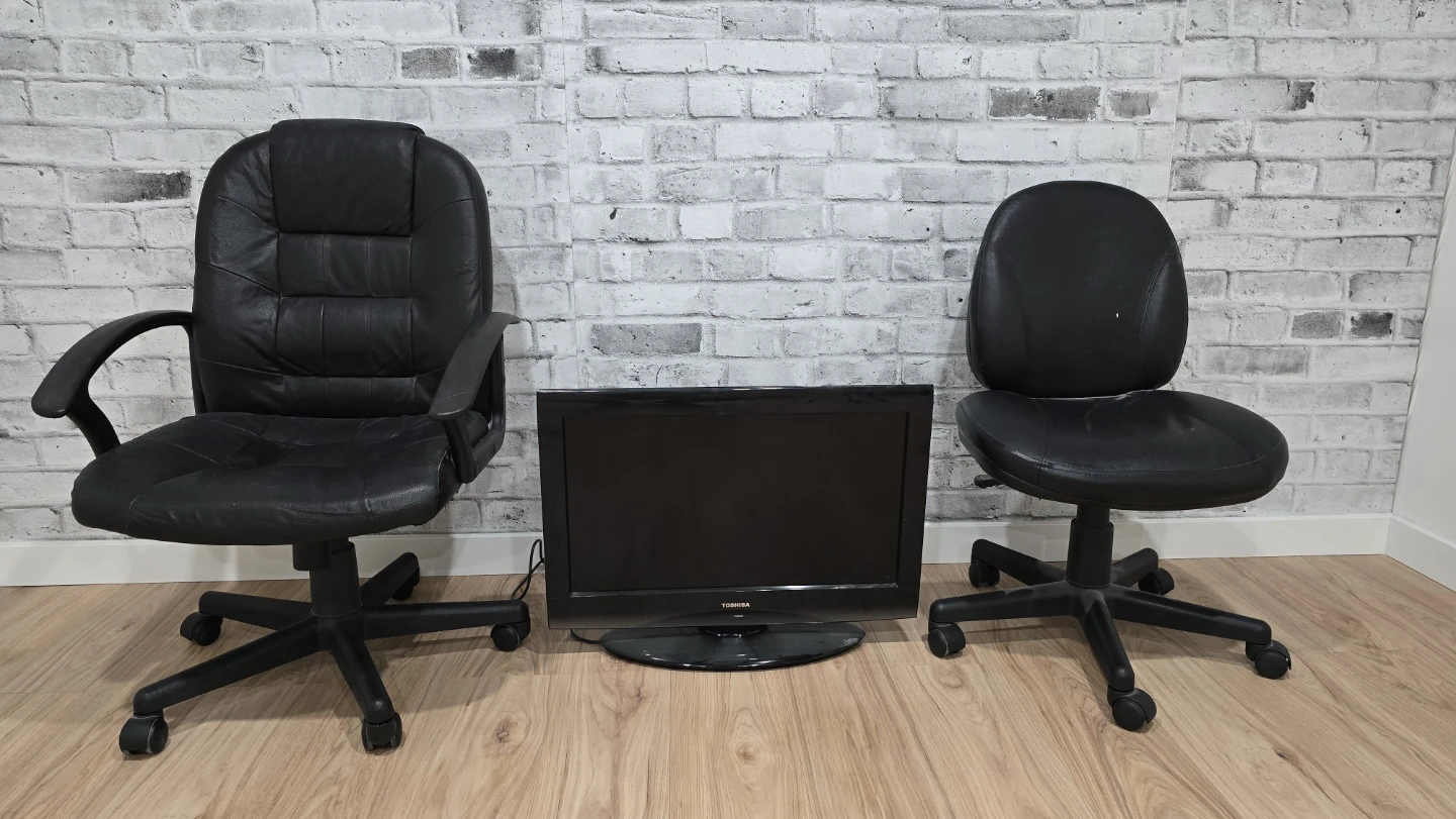 Toshiba monitor plus chairs FREE - photo 2