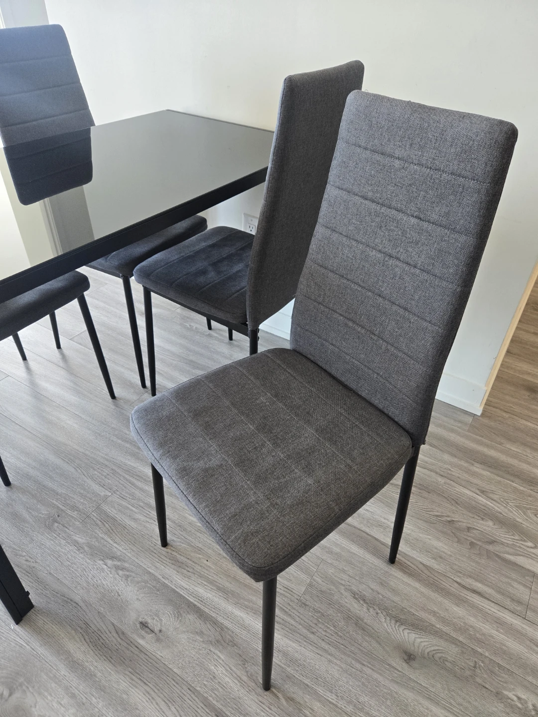Dining set: black glass table with 4x upholstered gray chairs - photo 2