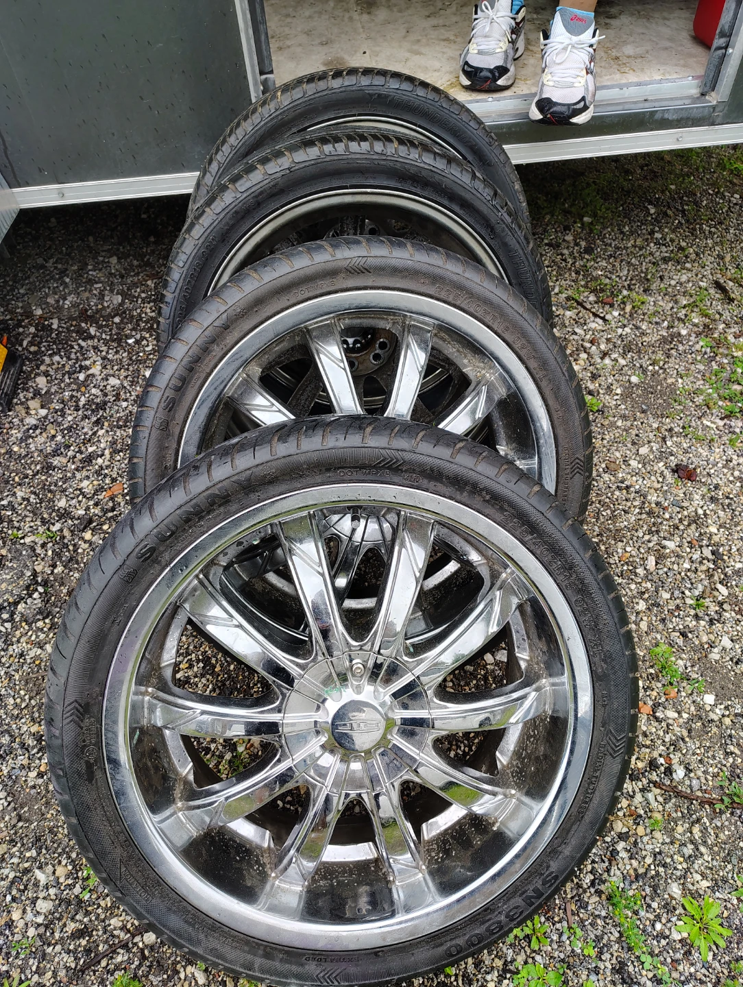 Set of 4 Thunder D7 Tires 225/40ZR18 - photo 2