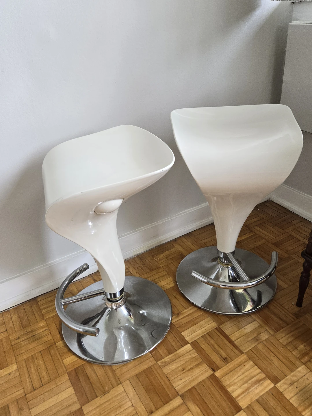 Set of 2 White Swivel Bar Stools - photo 2