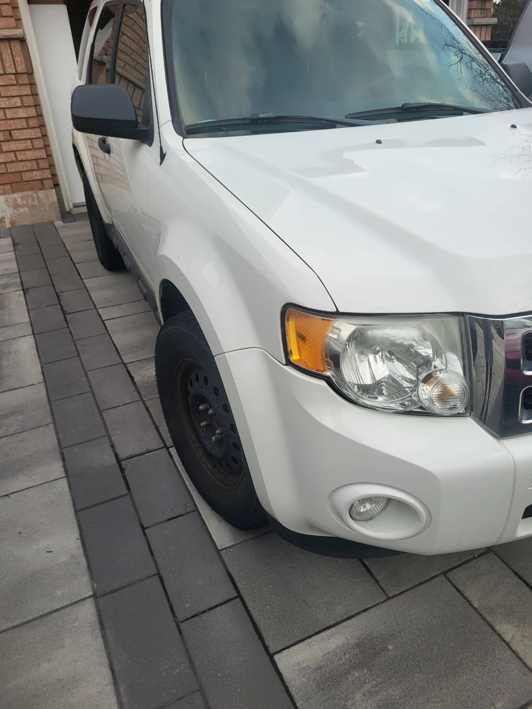 White Ford Escape - photo 2