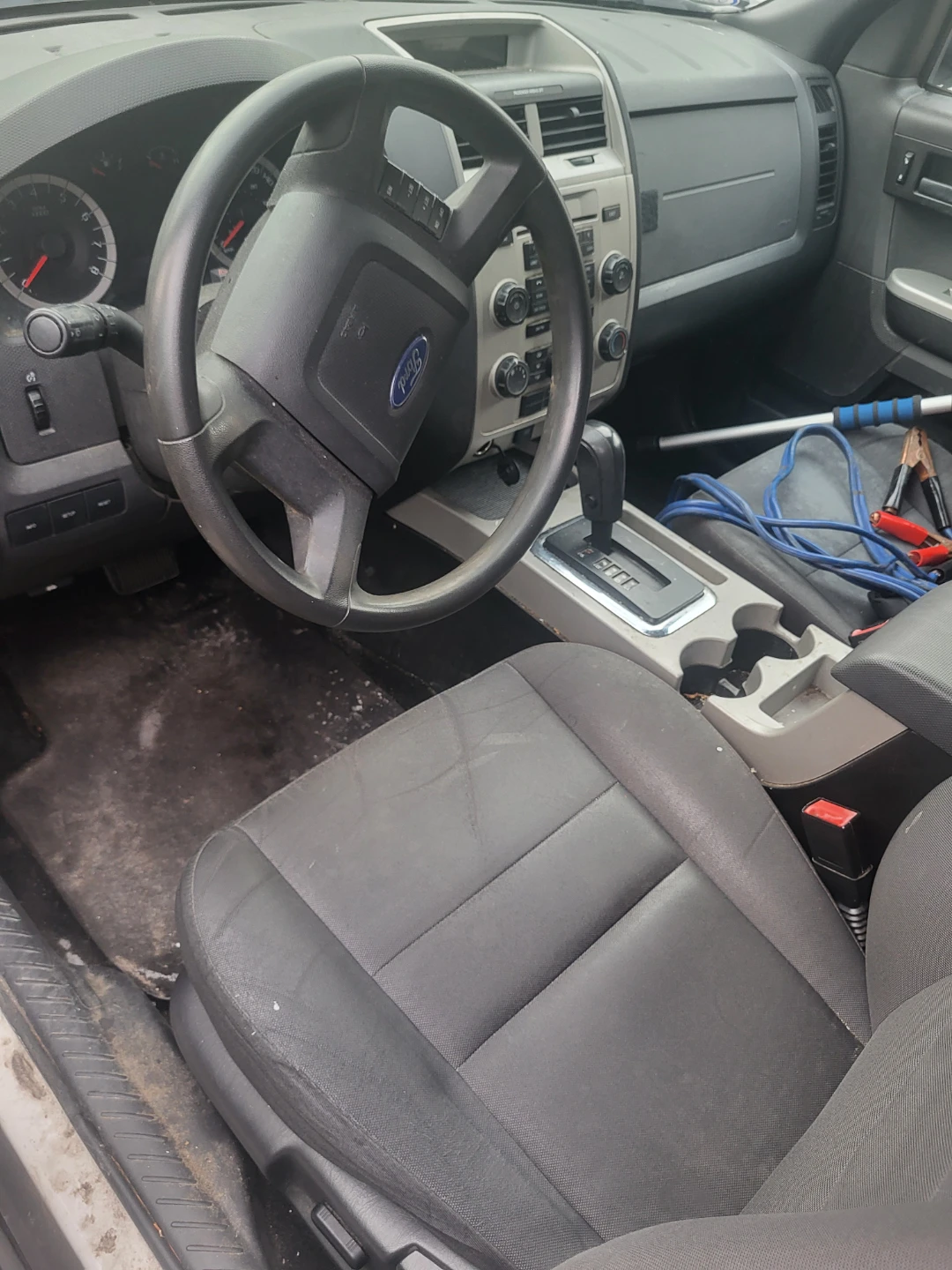 White Ford Escape - photo 3