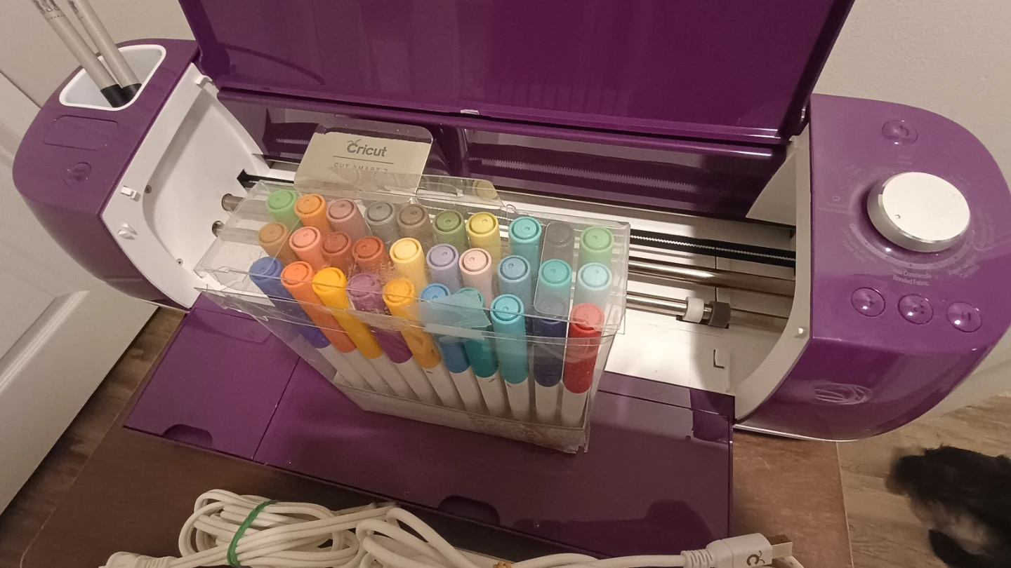 Cricut Explore Air 2 + Extra Pens & Cardstock - photo 3