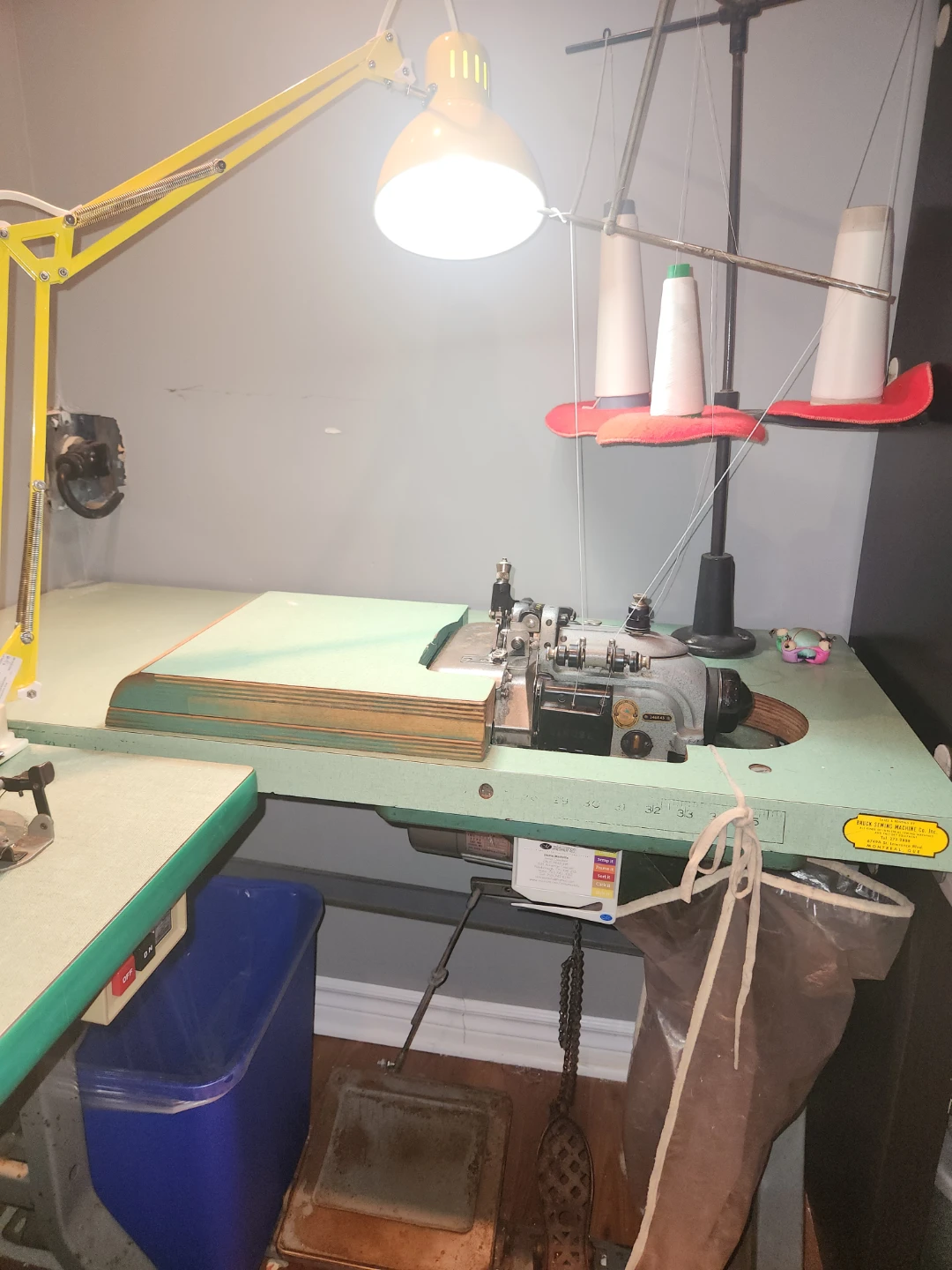 Singer 246K43 Industrial Serger Sewing Machine - photo 3