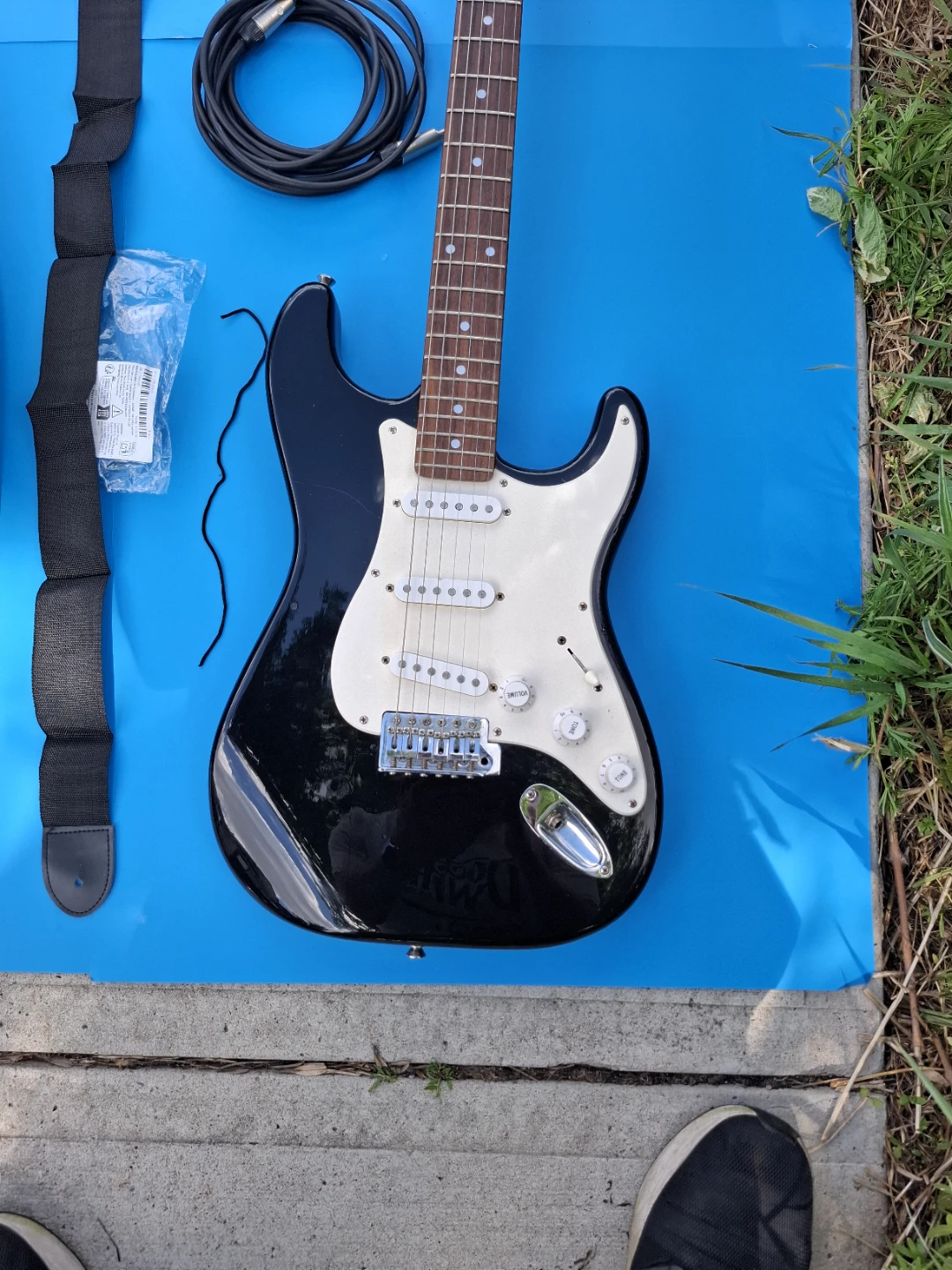 Vintage Squier Stratocaster Electric Guitar Starter Pack - photo 2