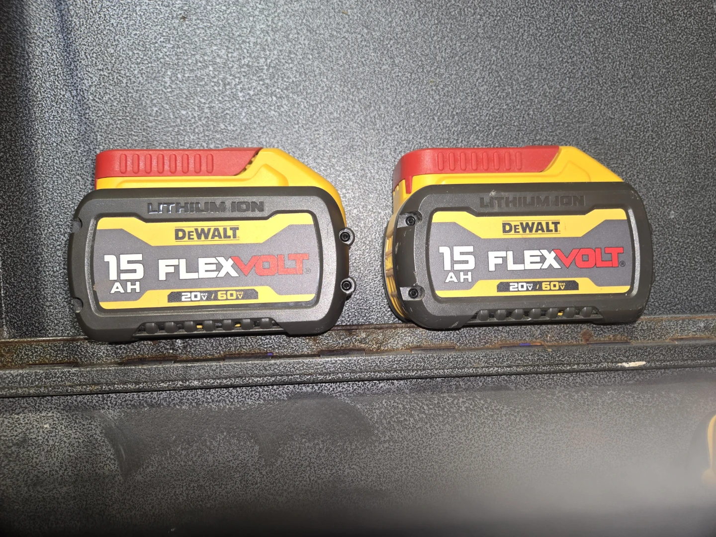 2x DeWalt 20V/60V MAX FLEXVOLT 15 AH Lithium Ion Batteries - photo 2