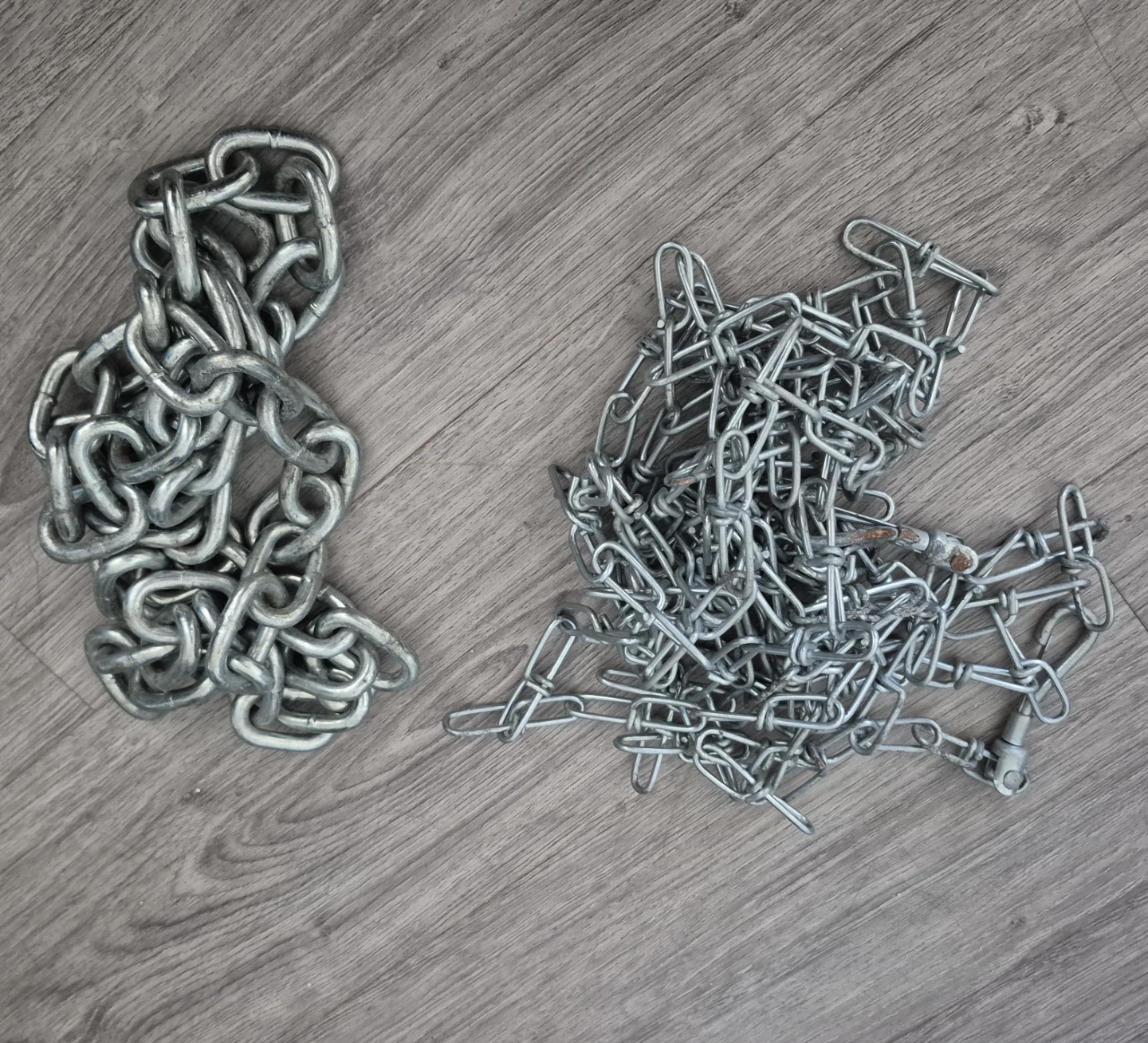 Metal Chains (2 Pieces)