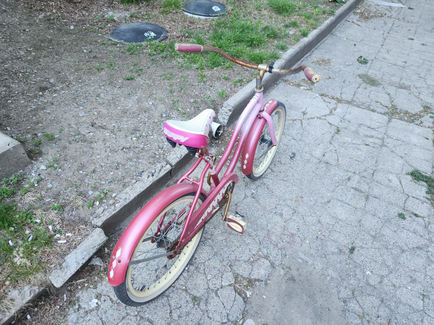 Pink Huffman Cruiser Bicycle - photo 4
