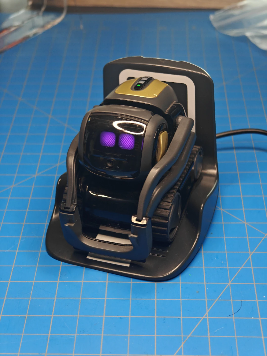 Anki Vector Robot + Base Station - photo 2