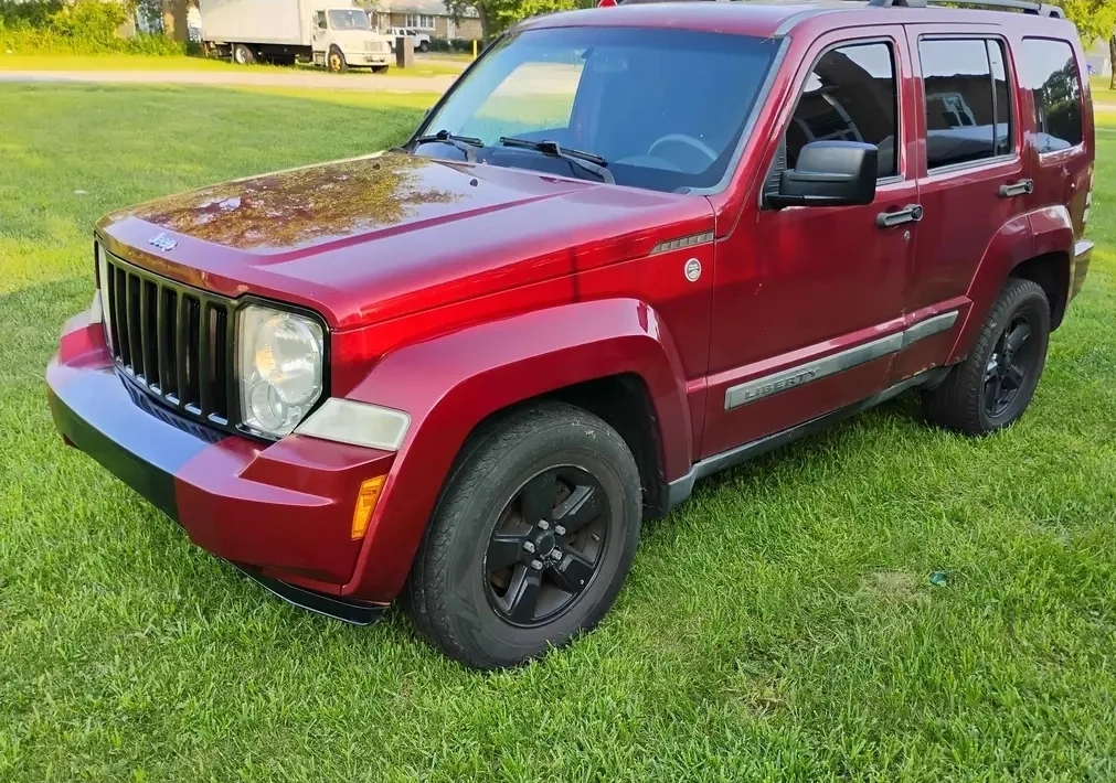 Jeep Liberty Red SUV - photo 2