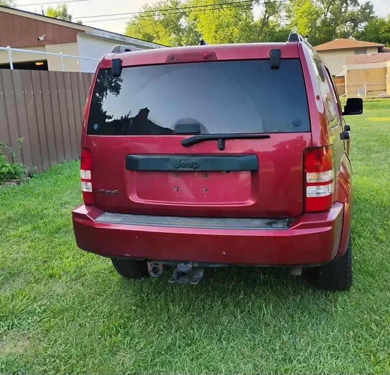 Jeep Liberty Red SUV - photo 5