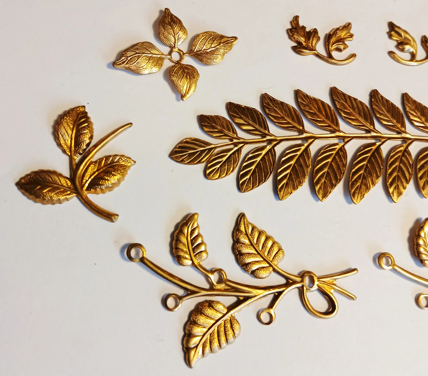 Lot of 8 - Brass Leaf Embellishments filigrees - photo 3