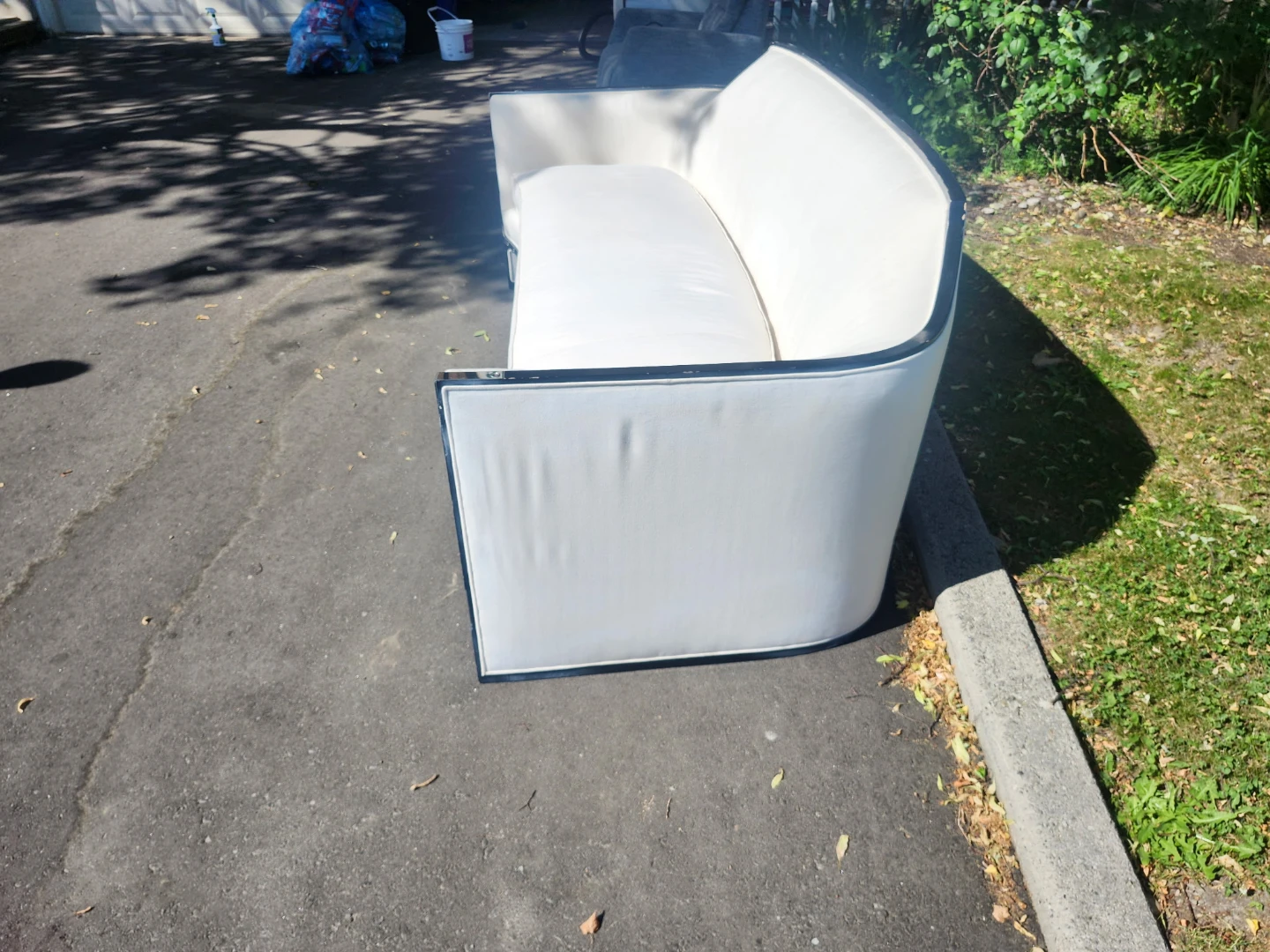 White Sofa with chrome frame set - photo 2