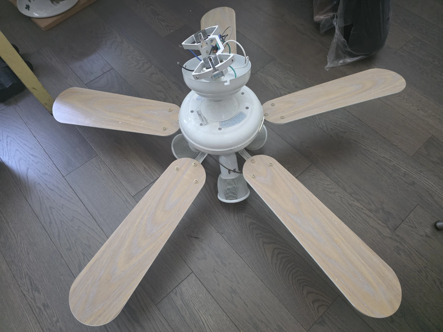 White Ceiling Fan with 5 Wooden Blades - photo 2
