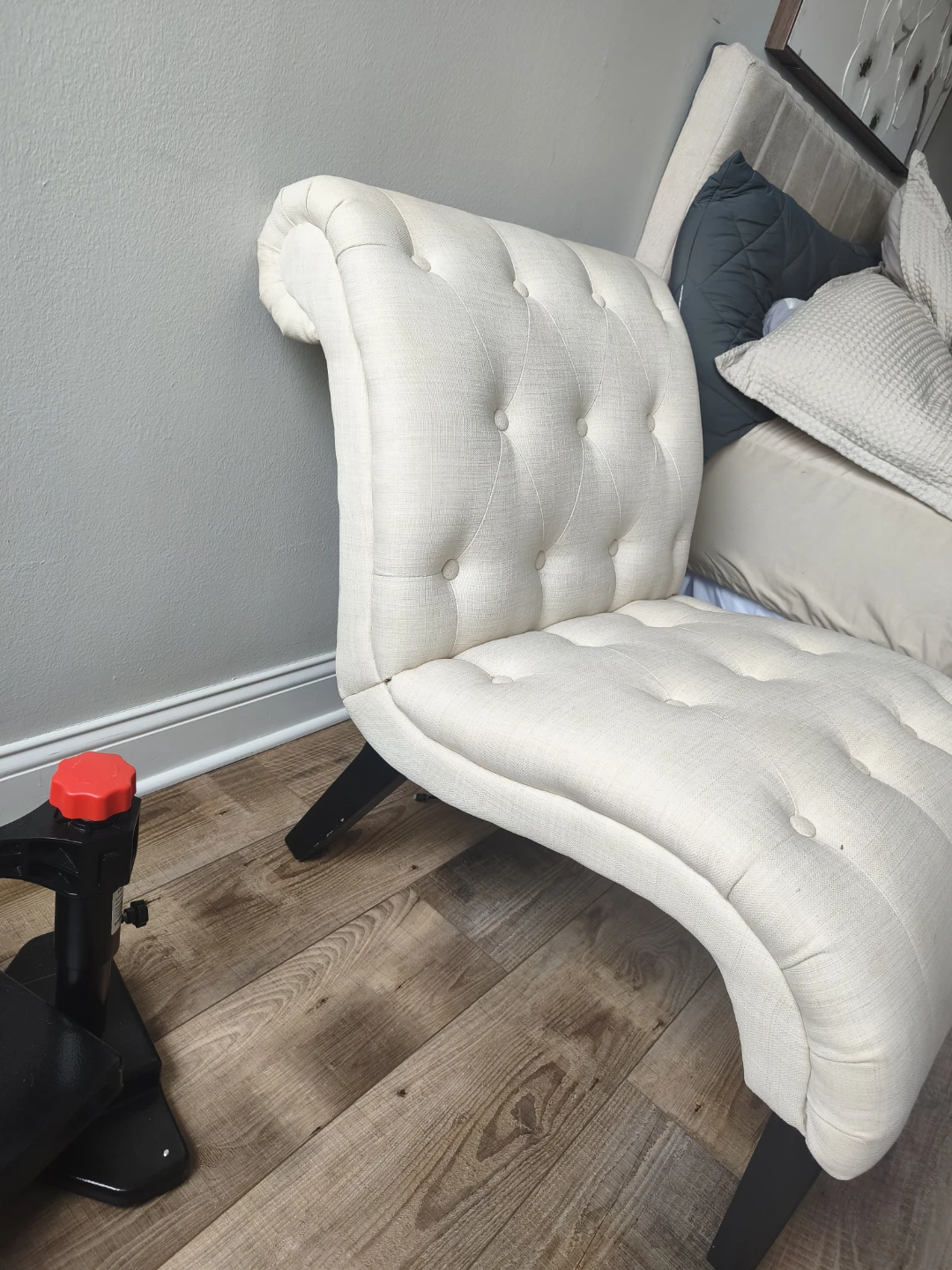 Cream Tufted Accent Chair - photo 2
