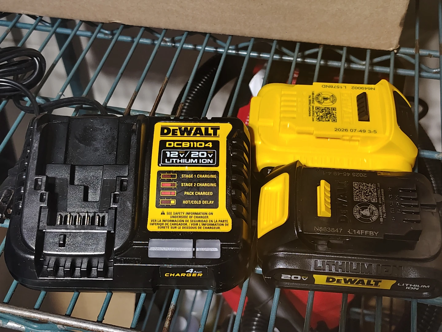 DeWalt 20V Lithium Ion Battery and Charger Kit - photo 3