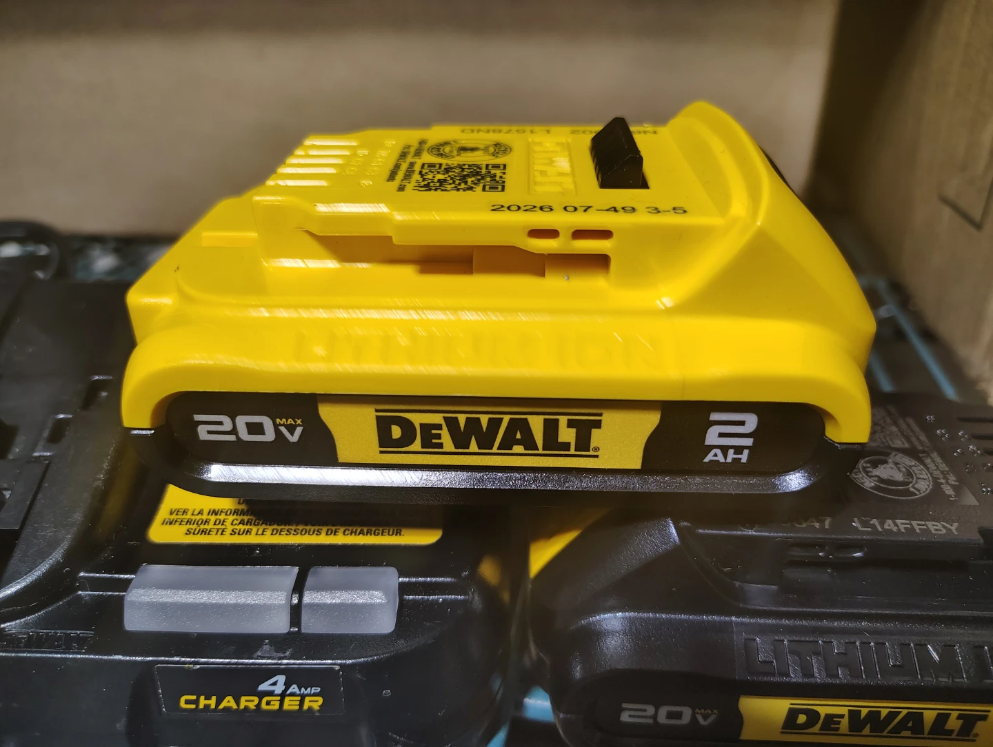 DeWalt 20V Lithium Ion Battery and Charger Kit - photo 5