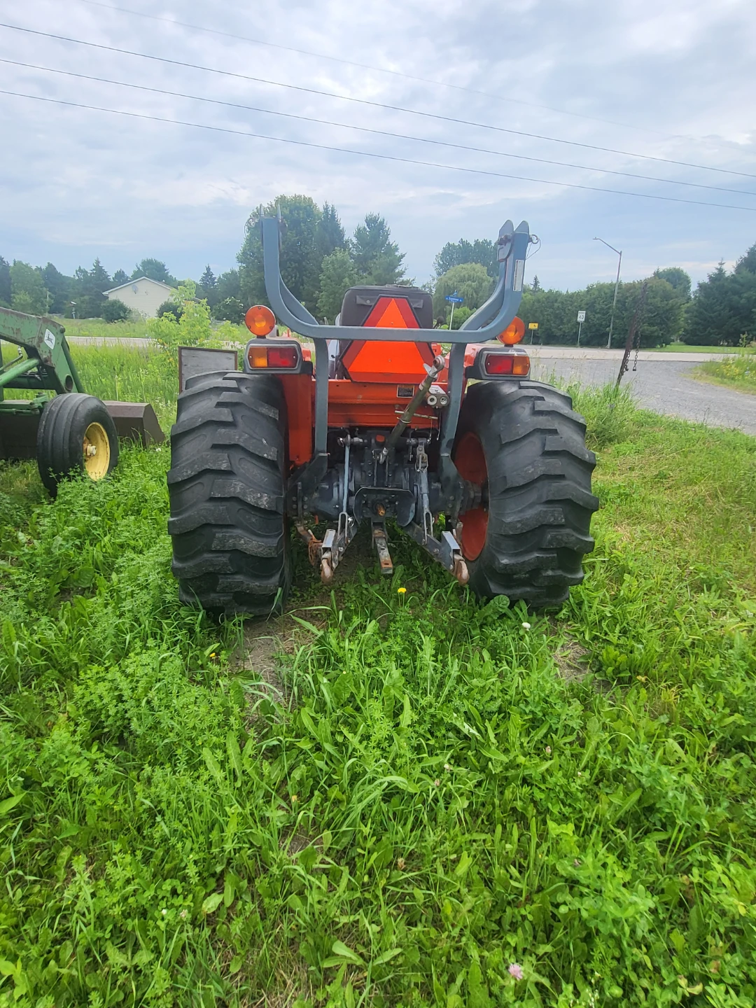 Kubota L3710 Farm Landscaping Tractor with Loader - photo 2