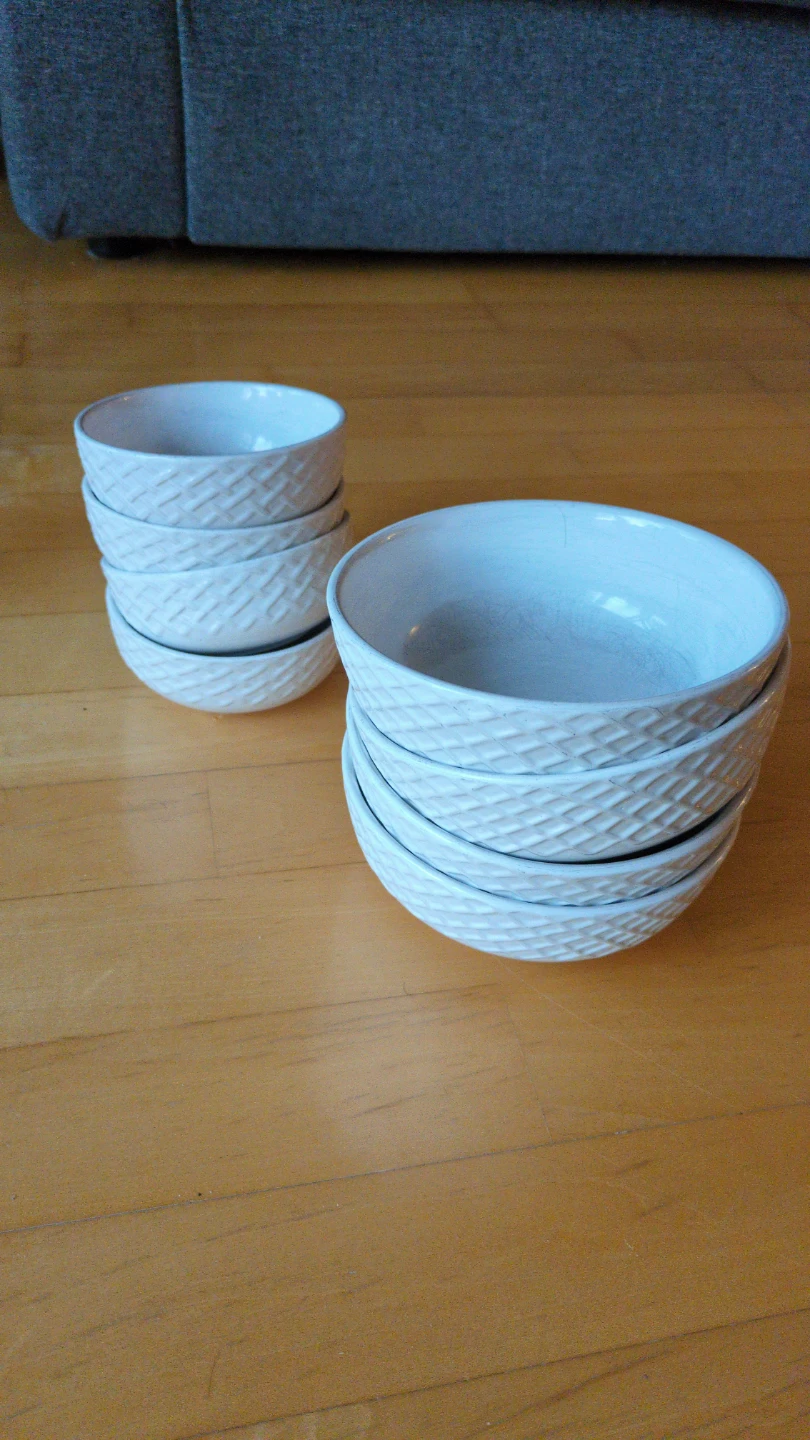 Set of 8 white bowls