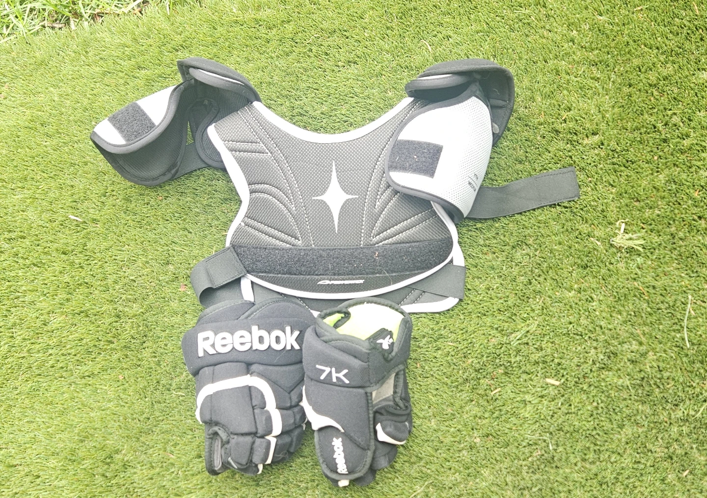 Reebok 7K Hockey Shoulder Pads and Gloves