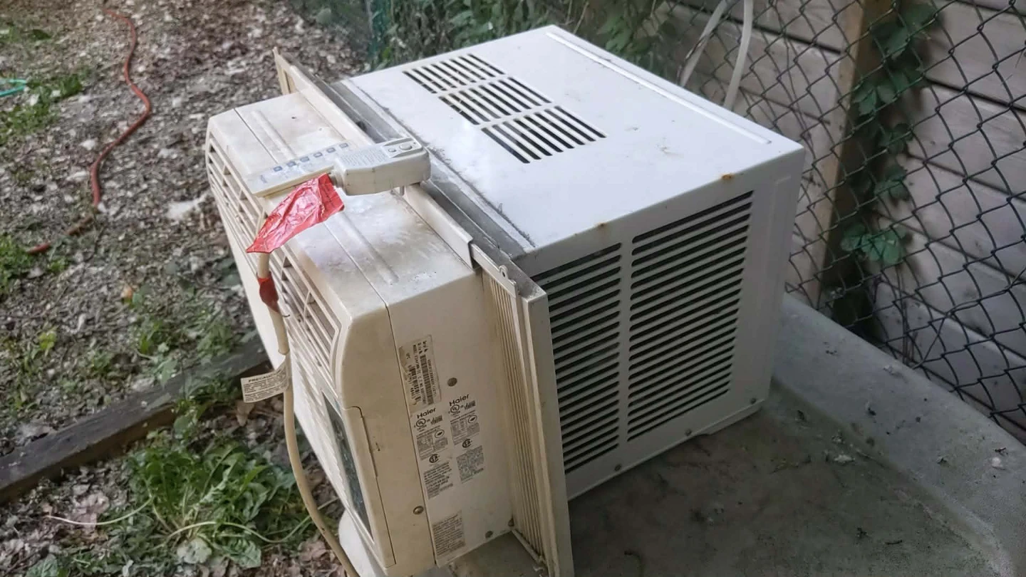 Haier Window Air Conditioner FOR PARTS with remote! - photo 2