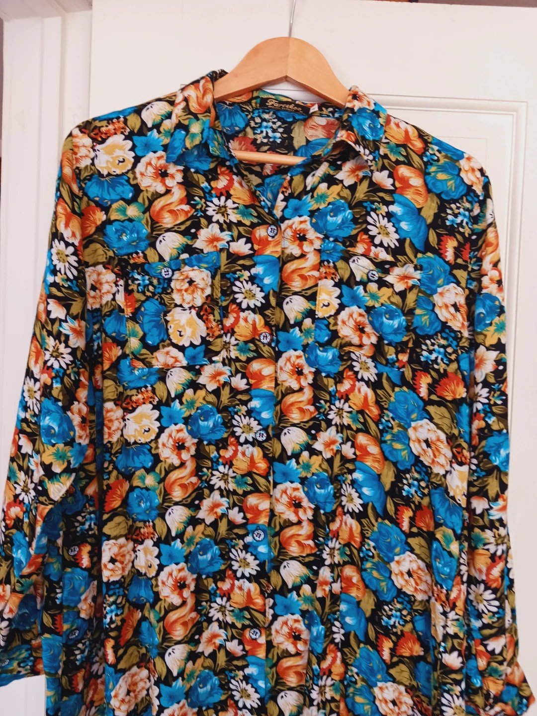 New !! Beautiful Floral Button-Up Dress. L.