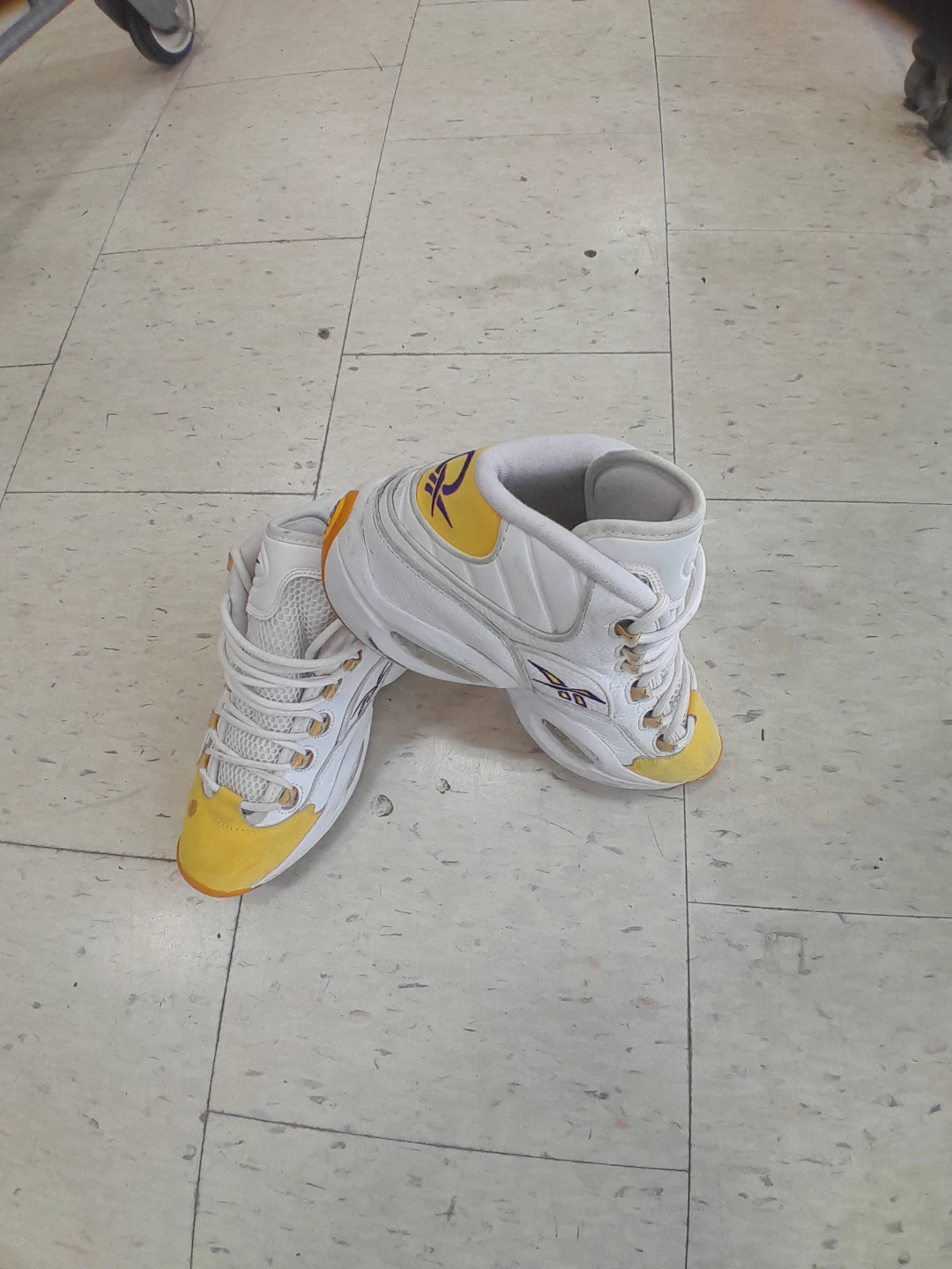 Reebok Question Mid White Yellow Basketball Shoes Men's Size 9 - photo 5