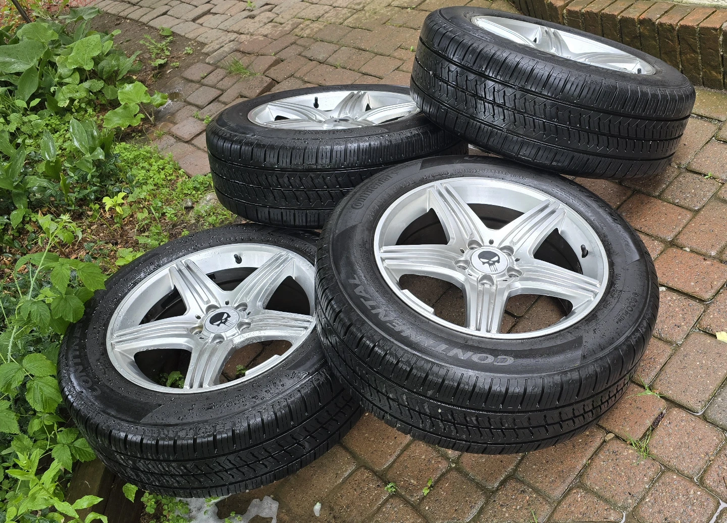 Set of 4 Continental Tires on Rims - photo 5
