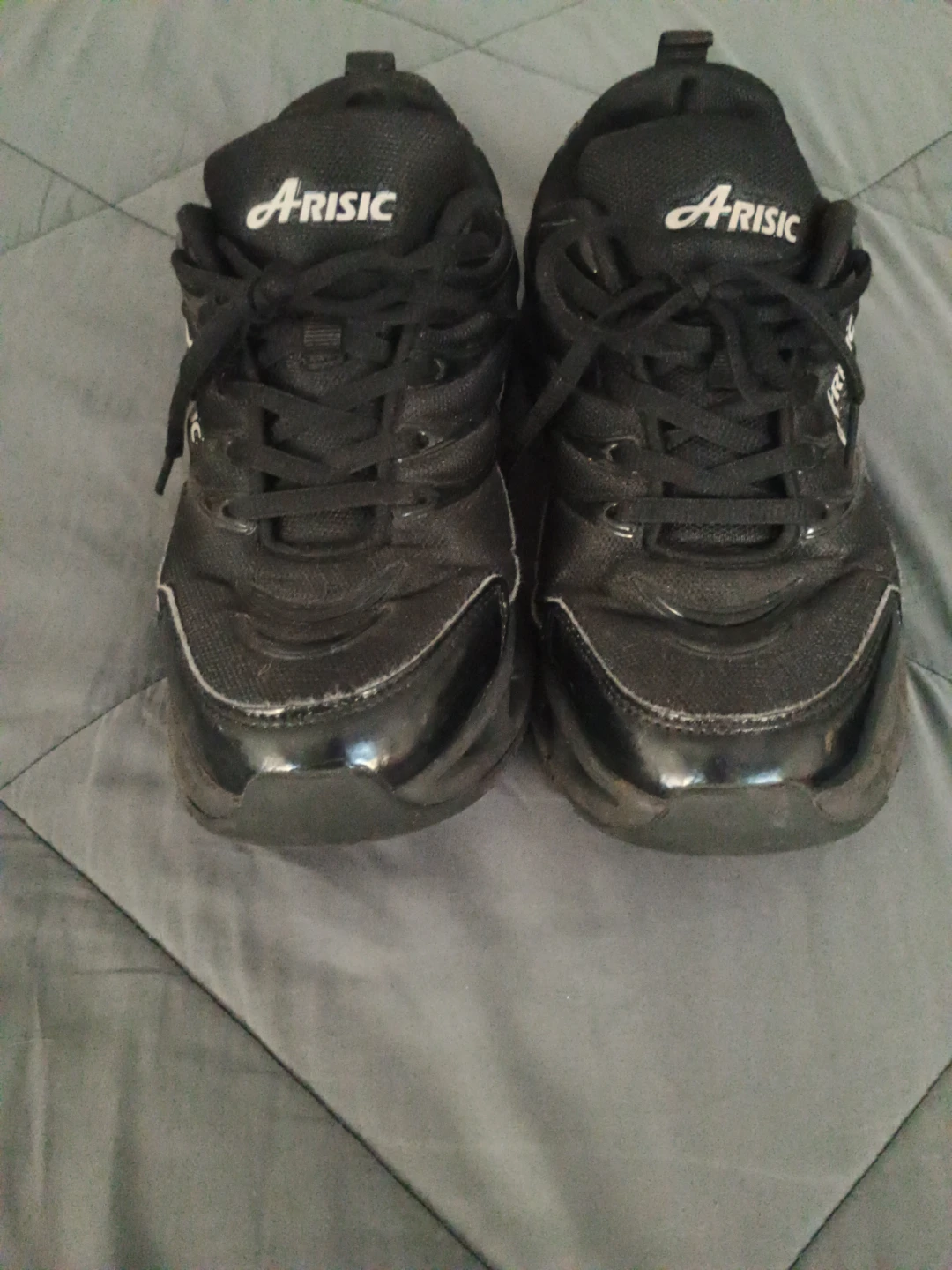 ARISIC Black Athletic Shoes