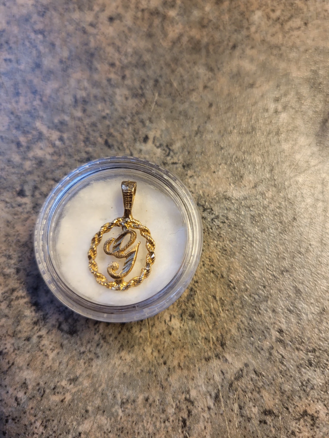 10k Letter G Pendant