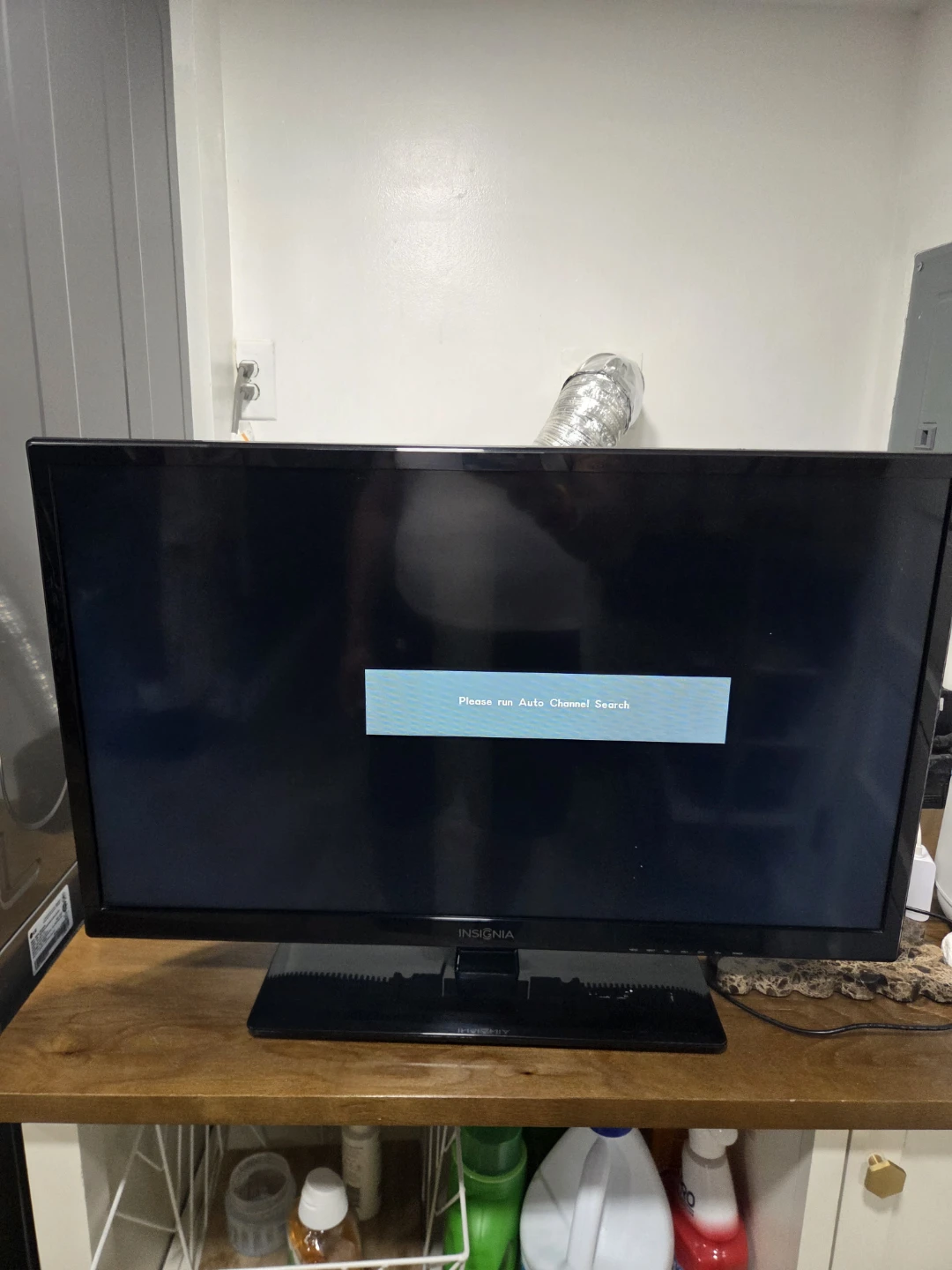 Insignia Flat Screen TV 32 inch - photo 2